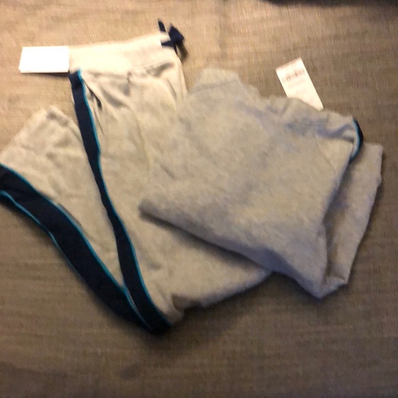 Carter's Kids sweatsuit - Picture 5 of 5